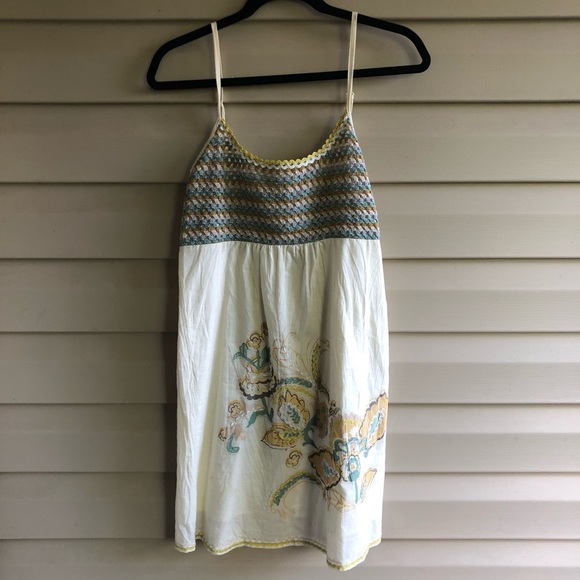 Simple sundress with stitched floral pattern - Picture 1 of 5